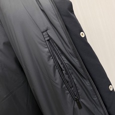 Moncler 蒙口 2026秋冬拼色连帽中长款羽绒服 黑灰撞色拼接设计,大方格分段充绒,蓬松饱满,锁绒不跑棉 立体加大 Moncler 蒙口 2026秋冬拼色连帽中长款羽绒服 黑灰撞色拼接设计,大方格分段充绒,蓬松饱满,锁绒不跑棉 立体加大