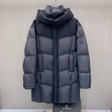 Moncler 蒙口 2026秋冬拼色连帽中长款羽绒服 黑灰撞色拼接设计,大方格分段充绒,蓬松饱满,锁绒不跑棉 立体加大 Moncler 蒙口 2026秋冬拼色连帽中长款羽绒服 黑灰撞色拼接设计,大方格分段充绒,蓬松饱满,锁绒不跑棉 立体加大