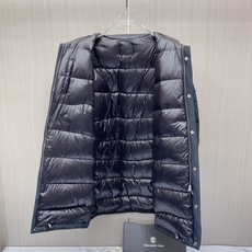 Prada 普拉达 2026秋冬商务中长款派克羽绒服外套 藏青色抗皱防风面料,挺括有型不易起皱,通勤商务气场拉满 双层叠 Prada 普拉达 2026秋冬商务中长款派克羽绒服外套 藏青色抗皱防风面料,挺括有型不易起皱,通勤商务气场拉满 双层叠