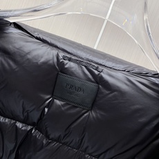 Prada 普拉达 2026秋冬商务中长款派克羽绒服外套 藏青色抗皱防风面料,挺括有型不易起皱,通勤商务气场拉满 双层叠 Prada 普拉达 2026秋冬商务中长款派克羽绒服外套 藏青色抗皱防风面料,挺括有型不易起皱,通勤商务气场拉满 双层叠