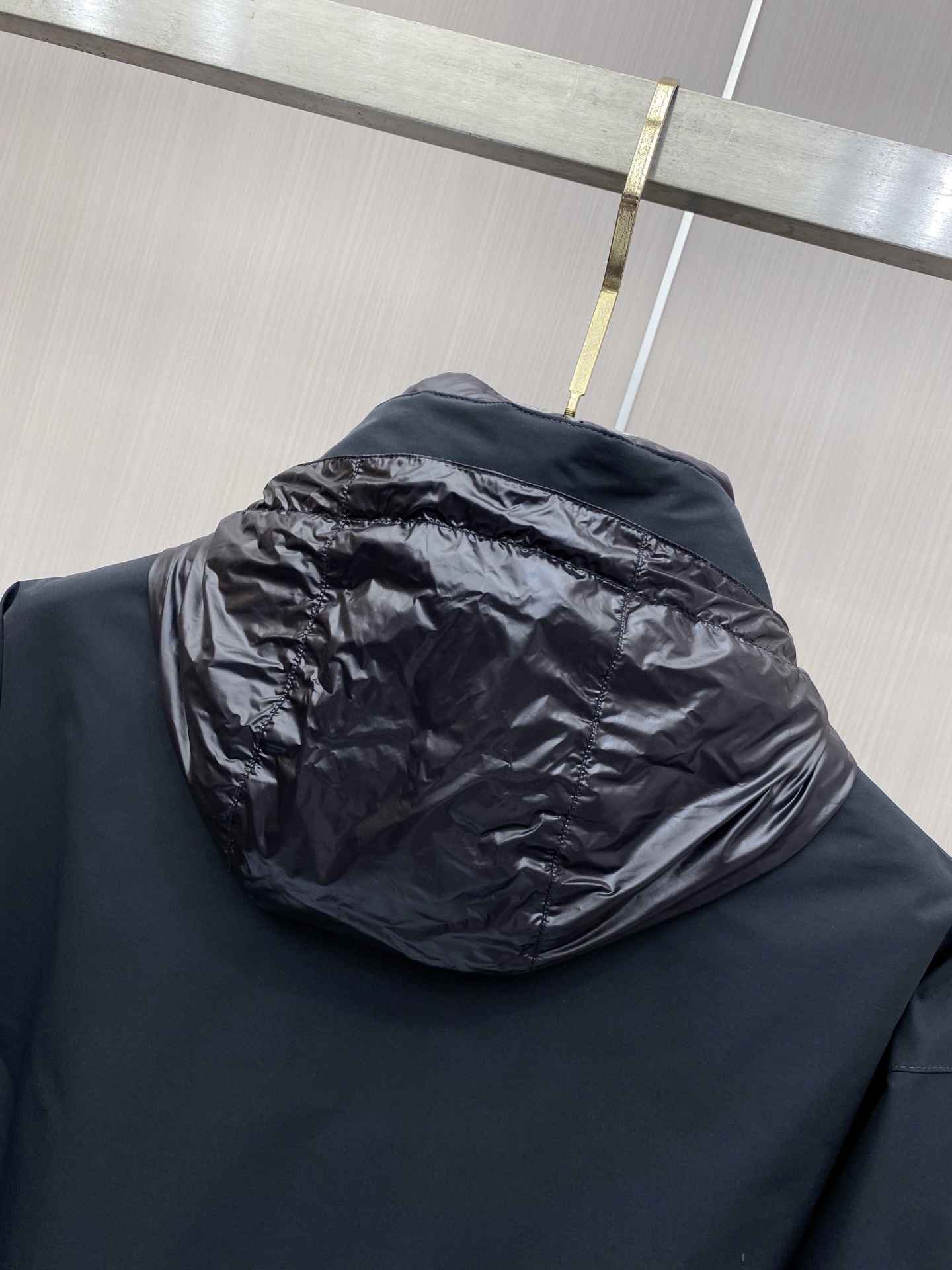 Prada 普拉达 2026秋冬商务中长款派克羽绒服外套 藏青色抗皱防风面料,挺括有型不易起皱,通勤商务气场拉满 双层叠 Prada 普拉达 2026秋冬商务中长款派克羽绒服外套 藏青色抗皱防风面料,挺括有型不易起皱,通勤商务气场拉满 双层叠