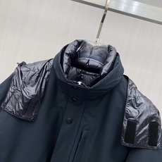 Prada 普拉达 2026秋冬商务中长款派克羽绒服外套 藏青色抗皱防风面料,挺括有型不易起皱,通勤商务气场拉满 双层叠 Prada 普拉达 2026秋冬商务中长款派克羽绒服外套 藏青色抗皱防风面料,挺括有型不易起皱,通勤商务气场拉满 双层叠