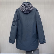 Prada 普拉达 2026秋冬商务中长款派克羽绒服外套 藏青色抗皱防风面料,挺括有型不易起皱,通勤商务气场拉满 双层叠 Prada 普拉达 2026秋冬商务中长款派克羽绒服外套 藏青色抗皱防风面料,挺括有型不易起皱,通勤商务气场拉满 双层叠