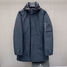 Prada 普拉达 2026秋冬商务中长款派克羽绒服外套 藏青色抗皱防风面料,挺括有型不易起皱,通勤商务气场拉满 双层叠 Prada 普拉达 2026秋冬商务中长款派克羽绒服外套 藏青色抗皱防风面料,挺括有型不易起皱,通勤商务气场拉满 双层叠