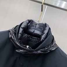 Prada 普拉达 2026秋冬商务中长款派克羽绒服外套 藏青色抗皱防风面料,挺括有型不易起皱,通勤商务气场拉满 双层叠 Prada 普拉达 2026秋冬商务中长款派克羽绒服外套 藏青色抗皱防风面料,挺括有型不易起皱,通勤商务气场拉满 双层叠