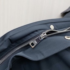 Prada 普拉达 2026秋冬商务中长款派克羽绒服外套 藏青色抗皱防风面料,挺括有型不易起皱,通勤商务气场拉满 双层叠 Prada 普拉达 2026秋冬商务中长款派克羽绒服外套 藏青色抗皱防风面料,挺括有型不易起皱,通勤商务气场拉满 双层叠