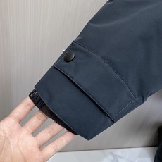 Prada 普拉达 2026秋冬商务中长款派克羽绒服外套 藏青色抗皱防风面料,挺括有型不易起皱,通勤商务气场拉满 双层叠 Prada 普拉达 2026秋冬商务中长款派克羽绒服外套 藏青色抗皱防风面料,挺括有型不易起皱,通勤商务气场拉满 双层叠