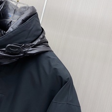 Prada 普拉达 2026秋冬商务中长款派克羽绒服外套 藏青色抗皱防风面料,挺括有型不易起皱,通勤商务气场拉满 双层叠 Prada 普拉达 2026秋冬商务中长款派克羽绒服外套 藏青色抗皱防风面料,挺括有型不易起皱,通勤商务气场拉满 双层叠