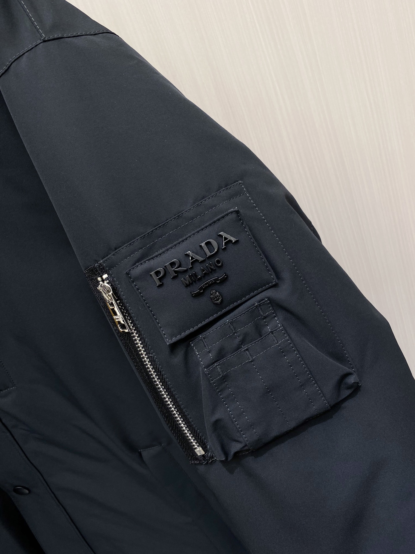 Prada 普拉达 2026秋冬商务中长款派克羽绒服外套 藏青色抗皱防风面料,挺括有型不易起皱,通勤商务气场拉满 双层叠 Prada 普拉达 2026秋冬商务中长款派克羽绒服外套 藏青色抗皱防风面料,挺括有型不易起皱,通勤商务气场拉满 双层叠
