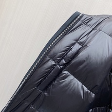 Prada 普拉达 2026秋冬商务中长款派克羽绒服外套 藏青色抗皱防风面料,挺括有型不易起皱,通勤商务气场拉满 双层叠 Prada 普拉达 2026秋冬商务中长款派克羽绒服外套 藏青色抗皱防风面料,挺括有型不易起皱,通勤商务气场拉满 双层叠