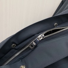 Prada 普拉达 2026秋冬新款工装连帽短款羽绒服外套,防风梭织面料,挺括抗皱,防水耐穿 可拆卸立体连帽,秋冬大风天 Prada 普拉达 2026秋冬新款工装连帽短款羽绒服外套,防风梭织面料,挺括抗皱,防水耐穿 可拆卸立体连帽,秋冬大风天