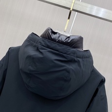 Prada 普拉达 2026秋冬新款工装连帽短款羽绒服外套,防风梭织面料,挺括抗皱,防水耐穿 可拆卸立体连帽,秋冬大风天 Prada 普拉达 2026秋冬新款工装连帽短款羽绒服外套,防风梭织面料,挺括抗皱,防水耐穿 可拆卸立体连帽,秋冬大风天