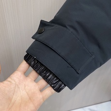 Prada 普拉达 2026秋冬新款工装连帽短款羽绒服外套,防风梭织面料,挺括抗皱,防水耐穿 可拆卸立体连帽,秋冬大风天 Prada 普拉达 2026秋冬新款工装连帽短款羽绒服外套,防风梭织面料,挺括抗皱,防水耐穿 可拆卸立体连帽,秋冬大风天
