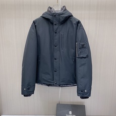 Prada 普拉达 2026秋冬新款工装连帽短款羽绒服外套,防风梭织面料,挺括抗皱,防水耐穿 可拆卸立体连帽,秋冬大风天 Prada 普拉达 2026秋冬新款工装连帽短款羽绒服外套,防风梭织面料,挺括抗皱,防水耐穿 可拆卸立体连帽,秋冬大风天