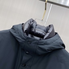 Prada 普拉达 2026秋冬新款工装连帽短款羽绒服外套,防风梭织面料,挺括抗皱,防水耐穿 可拆卸立体连帽,秋冬大风天 Prada 普拉达 2026秋冬新款工装连帽短款羽绒服外套,防风梭织面料,挺括抗皱,防水耐穿 可拆卸立体连帽,秋冬大风天