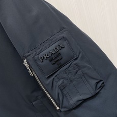 Prada 普拉达 2026秋冬新款工装连帽短款羽绒服外套,防风梭织面料,挺括抗皱,防水耐穿 可拆卸立体连帽,秋冬大风天 Prada 普拉达 2026秋冬新款工装连帽短款羽绒服外套,防风梭织面料,挺括抗皱,防水耐穿 可拆卸立体连帽,秋冬大风天