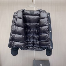 Prada 普拉达 2026秋冬新款工装连帽短款羽绒服外套,防风梭织面料,挺括抗皱,防水耐穿 可拆卸立体连帽,秋冬大风天 Prada 普拉达 2026秋冬新款工装连帽短款羽绒服外套,防风梭织面料,挺括抗皱,防水耐穿 可拆卸立体连帽,秋冬大风天