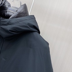 Prada 普拉达 2026秋冬新款工装连帽短款羽绒服外套,防风梭织面料,挺括抗皱,防水耐穿 可拆卸立体连帽,秋冬大风天 Prada 普拉达 2026秋冬新款工装连帽短款羽绒服外套,防风梭织面料,挺括抗皱,防水耐穿 可拆卸立体连帽,秋冬大风天