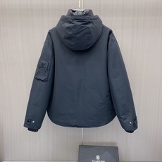 Prada 普拉达 2026秋冬新款工装连帽短款羽绒服外套,防风梭织面料,挺括抗皱,防水耐穿 可拆卸立体连帽,秋冬大风天 Prada 普拉达 2026秋冬新款工装连帽短款羽绒服外套,防风梭织面料,挺括抗皱,防水耐穿 可拆卸立体连帽,秋冬大风天