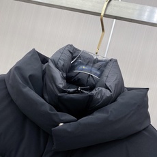 Moncler 蒙口 2026秋冬新款黑灰拼色连帽短款加厚羽绒服 撞色拼接V型分格充绒,蓬松度充足,锁绒不跑棉,御寒能力 Moncler 蒙口 2026秋冬新款黑灰拼色连帽短款加厚羽绒服 撞色拼接V型分格充绒,蓬松度充足,锁绒不跑棉,御寒能力