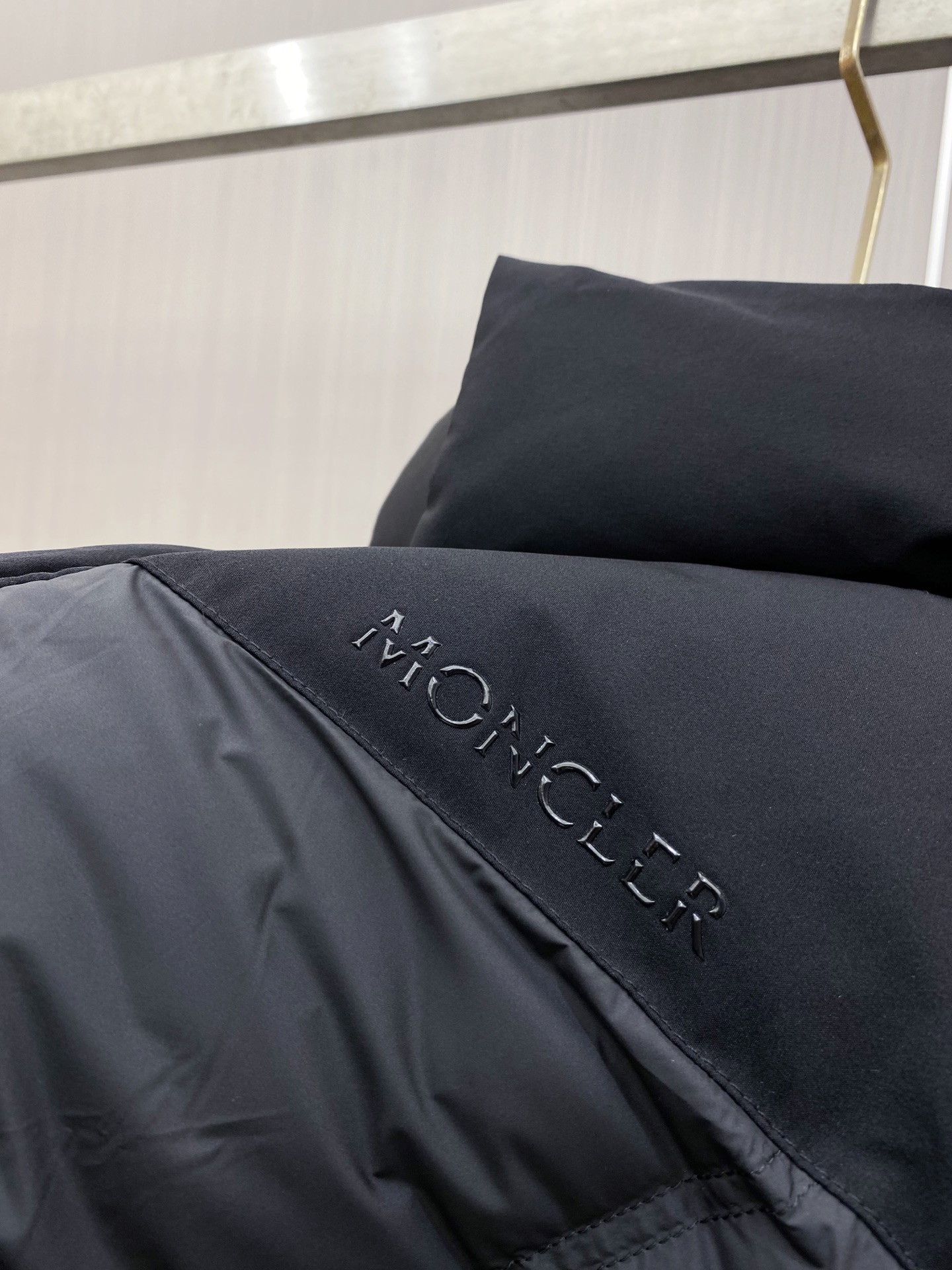 Moncler 蒙口 2026秋冬新款黑灰拼色连帽短款加厚羽绒服 撞色拼接V型分格充绒,蓬松度充足,锁绒不跑棉,御寒能力 Moncler 蒙口 2026秋冬新款黑灰拼色连帽短款加厚羽绒服 撞色拼接V型分格充绒,蓬松度充足,锁绒不跑棉,御寒能力