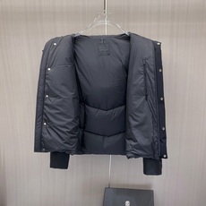 Moncler 蒙口 2026秋冬新款黑灰拼色连帽短款加厚羽绒服 撞色拼接V型分格充绒,蓬松度充足,锁绒不跑棉,御寒能力 Moncler 蒙口 2026秋冬新款黑灰拼色连帽短款加厚羽绒服 撞色拼接V型分格充绒,蓬松度充足,锁绒不跑棉,御寒能力