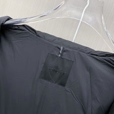 Moncler 蒙口 2026秋冬新款黑灰拼色连帽短款加厚羽绒服 撞色拼接V型分格充绒,蓬松度充足,锁绒不跑棉,御寒能力 Moncler 蒙口 2026秋冬新款黑灰拼色连帽短款加厚羽绒服 撞色拼接V型分格充绒,蓬松度充足,锁绒不跑棉,御寒能力