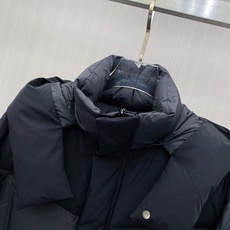 Moncler 蒙口 2026秋冬新款黑灰拼色连帽短款加厚羽绒服 撞色拼接V型分格充绒,蓬松度充足,锁绒不跑棉,御寒能力 Moncler 蒙口 2026秋冬新款黑灰拼色连帽短款加厚羽绒服 撞色拼接V型分格充绒,蓬松度充足,锁绒不跑棉,御寒能力