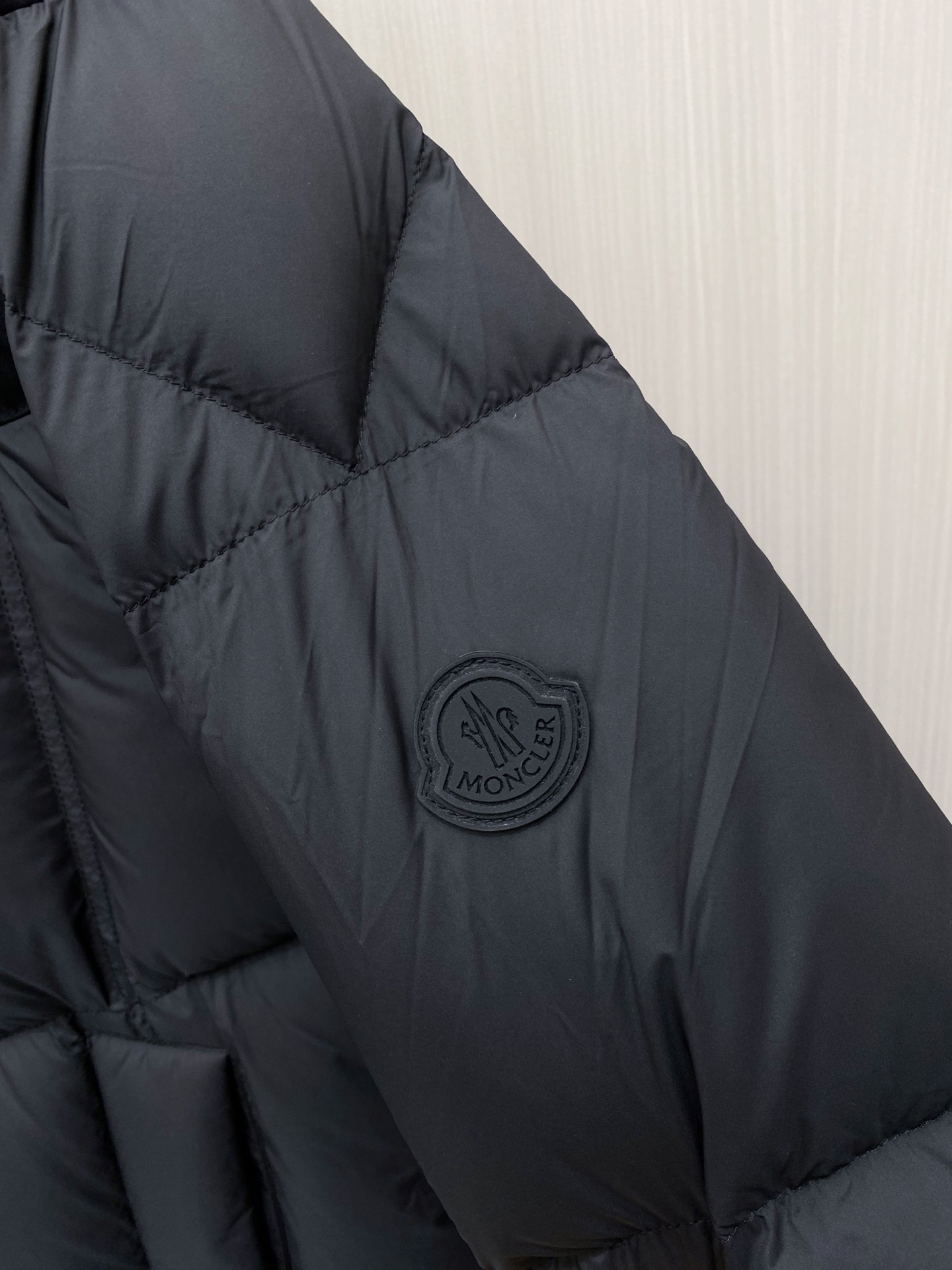 Moncler 蒙口 2026秋冬新款黑灰拼色连帽短款加厚羽绒服 撞色拼接V型分格充绒,蓬松度充足,锁绒不跑棉,御寒能力 Moncler 蒙口 2026秋冬新款黑灰拼色连帽短款加厚羽绒服 撞色拼接V型分格充绒,蓬松度充足,锁绒不跑棉,御寒能力