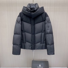Moncler 蒙口 2026秋冬新款黑灰拼色连帽短款加厚羽绒服 撞色拼接V型分格充绒,蓬松度充足,锁绒不跑棉,御寒能力 Moncler 蒙口 2026秋冬新款黑灰拼色连帽短款加厚羽绒服 撞色拼接V型分格充绒,蓬松度充足,锁绒不跑棉,御寒能力