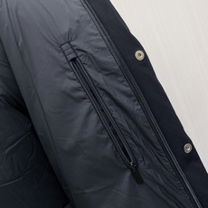 Moncler 蒙口 2026秋冬新款黑灰拼色连帽短款加厚羽绒服 撞色拼接V型分格充绒,蓬松度充足,锁绒不跑棉,御寒能力 Moncler 蒙口 2026秋冬新款黑灰拼色连帽短款加厚羽绒服 撞色拼接V型分格充绒,蓬松度充足,锁绒不跑棉,御寒能力