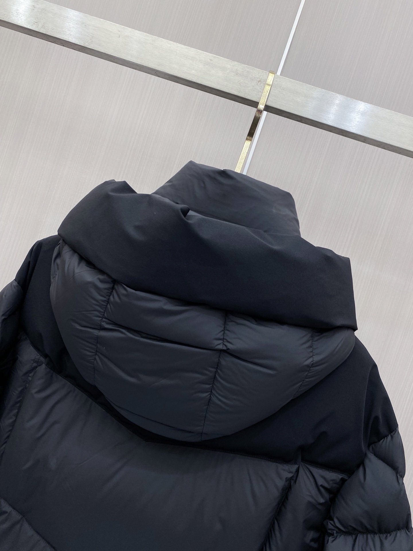 Moncler 蒙口 2026秋冬新款黑灰拼色连帽短款加厚羽绒服 撞色拼接V型分格充绒,蓬松度充足,锁绒不跑棉,御寒能力 Moncler 蒙口 2026秋冬新款黑灰拼色连帽短款加厚羽绒服 撞色拼接V型分格充绒,蓬松度充足,锁绒不跑棉,御寒能力