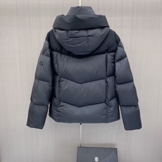 Moncler 蒙口 2026秋冬新款黑灰拼色连帽短款加厚羽绒服 撞色拼接V型分格充绒,蓬松度充足,锁绒不跑棉,御寒能力 Moncler 蒙口 2026秋冬新款黑灰拼色连帽短款加厚羽绒服 撞色拼接V型分格充绒,蓬松度充足,锁绒不跑棉,御寒能力