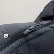 Moncler 蒙口 2026秋冬新款黑灰拼色连帽短款加厚羽绒服 撞色拼接V型分格充绒,蓬松度充足,锁绒不跑棉,御寒能力 Moncler 蒙口 2026秋冬新款黑灰拼色连帽短款加厚羽绒服 撞色拼接V型分格充绒,蓬松度充足,锁绒不跑棉,御寒能力