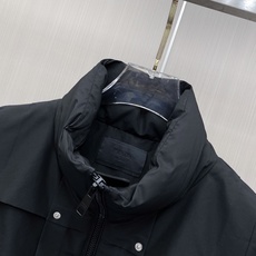 Prada 普拉达 2026秋冬新款立领羽绒马甲男士款 纯黑色高密防风面料,方格分段充绒,金属铆钉装饰分格,造型立体感十 Prada 普拉达 2026秋冬新款立领羽绒马甲男士款 纯黑色高密防风面料,方格分段充绒,金属铆钉装饰分格,造型立体感十
