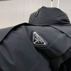 Prada 普拉达 2026秋冬新款立领羽绒马甲男士款 纯黑色高密防风面料,方格分段充绒,金属铆钉装饰分格,造型立体感十 Prada 普拉达 2026秋冬新款立领羽绒马甲男士款 纯黑色高密防风面料,方格分段充绒,金属铆钉装饰分格,造型立体感十