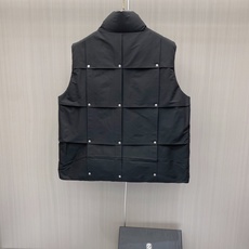 Prada 普拉达 2026秋冬新款立领羽绒马甲男士款 纯黑色高密防风面料,方格分段充绒,金属铆钉装饰分格,造型立体感十 Prada 普拉达 2026秋冬新款立领羽绒马甲男士款 纯黑色高密防风面料,方格分段充绒,金属铆钉装饰分格,造型立体感十