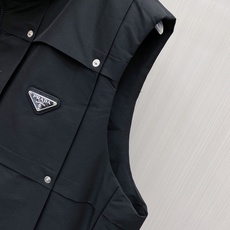 Prada 普拉达 2026秋冬新款立领羽绒马甲男士款 纯黑色高密防风面料,方格分段充绒,金属铆钉装饰分格,造型立体感十 Prada 普拉达 2026秋冬新款立领羽绒马甲男士款 纯黑色高密防风面料,方格分段充绒,金属铆钉装饰分格,造型立体感十