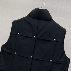 Prada 普拉达 2026秋冬新款立领羽绒马甲男士款 纯黑色高密防风面料,方格分段充绒,金属铆钉装饰分格,造型立体感十 Prada 普拉达 2026秋冬新款立领羽绒马甲男士款 纯黑色高密防风面料,方格分段充绒,金属铆钉装饰分格,造型立体感十
