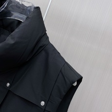 Prada 普拉达 2026秋冬新款立领羽绒马甲男士款 纯黑色高密防风面料,方格分段充绒,金属铆钉装饰分格,造型立体感十 Prada 普拉达 2026秋冬新款立领羽绒马甲男士款 纯黑色高密防风面料,方格分段充绒,金属铆钉装饰分格,造型立体感十