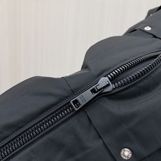Prada 普拉达 2026秋冬新款立领羽绒马甲男士款 纯黑色高密防风面料,方格分段充绒,金属铆钉装饰分格,造型立体感十 Prada 普拉达 2026秋冬新款立领羽绒马甲男士款 纯黑色高密防风面料,方格分段充绒,金属铆钉装饰分格,造型立体感十