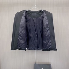 Prada 普拉达 2026秋冬新款立领羽绒马甲男士款 纯黑色高密防风面料,方格分段充绒,金属铆钉装饰分格,造型立体感十 Prada 普拉达 2026秋冬新款立领羽绒马甲男士款 纯黑色高密防风面料,方格分段充绒,金属铆钉装饰分格,造型立体感十