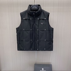 Prada 普拉达 2026秋冬新款立领羽绒马甲男士款 纯黑色高密防风面料,方格分段充绒,金属铆钉装饰分格,造型立体感十 Prada 普拉达 2026秋冬新款立领羽绒马甲男士款 纯黑色高密防风面料,方格分段充绒,金属铆钉装饰分格,造型立体感十