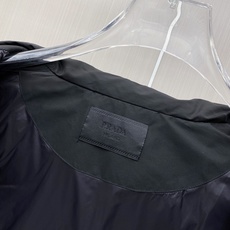 Prada 普拉达 2026秋冬新款立领羽绒马甲男士款 纯黑色高密防风面料,方格分段充绒,金属铆钉装饰分格,造型立体感十 Prada 普拉达 2026秋冬新款立领羽绒马甲男士款 纯黑色高密防风面料,方格分段充绒,金属铆钉装饰分格,造型立体感十