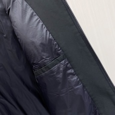 Prada 普拉达 2026秋冬新款立领羽绒马甲男士款 纯黑色高密防风面料,方格分段充绒,金属铆钉装饰分格,造型立体感十 Prada 普拉达 2026秋冬新款立领羽绒马甲男士款 纯黑色高密防风面料,方格分段充绒,金属铆钉装饰分格,造型立体感十
