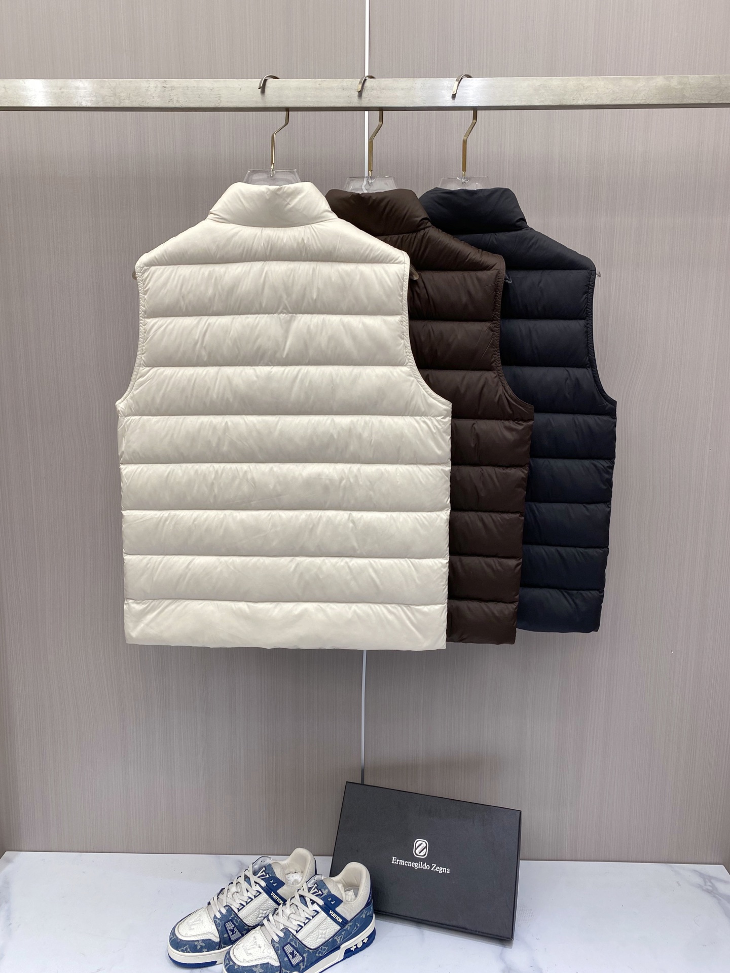 Moncler 蒙口 2026秋冬立领轻薄羽绒马甲，米白/棕/藏蓝三色 男女同款。 横格分仓充绒，轻便不跑绒；胸口经典圆