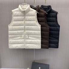 Moncler 蒙口 2026秋冬立领轻薄羽绒马甲,米白/棕/藏蓝三色 男女同款。 横格分仓充绒,轻便不跑绒;胸口经典圆 Moncler 蒙口 2026秋冬立领轻薄羽绒马甲,米白/棕/藏蓝三色 男女同款。 横格分仓充绒,轻便不跑绒;胸口经典圆
