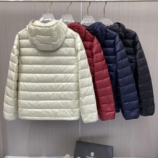 Prada 普拉达 2026秋冬新款三角标连帽轻薄羽绒,米白/酒红/藏蓝/黑四色男女同款。 横条分仓充绒,不跑绒不臃肿; Prada 普拉达 2026秋冬新款三角标连帽轻薄羽绒,米白/酒红/藏蓝/黑四色男女同款。 横条分仓充绒,不跑绒不臃肿;