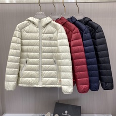 Prada 普拉达 2026秋冬新款三角标连帽轻薄羽绒,米白/酒红/藏蓝/黑四色男女同款。 横条分仓充绒,不跑绒不臃肿; Prada 普拉达 2026秋冬新款三角标连帽轻薄羽绒,米白/酒红/藏蓝/黑四色男女同款。 横条分仓充绒,不跑绒不臃肿;
