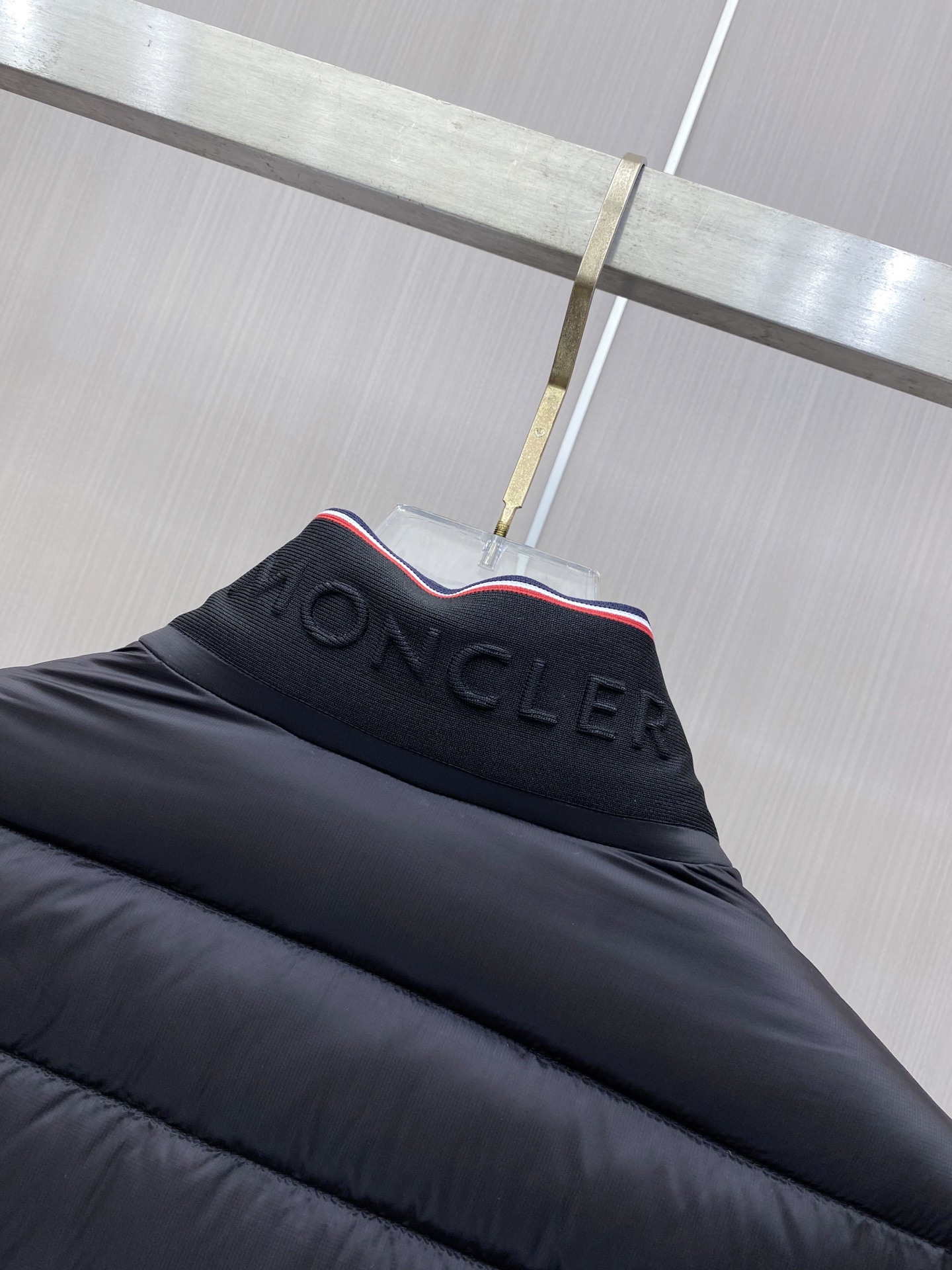 Moncler 蒙口 2026秋冬新品｜棒球领轻羽绒夹克 撞色织带领精致点缀，横格均匀锁绒 罗纹收口防风设计，轻便柔和 